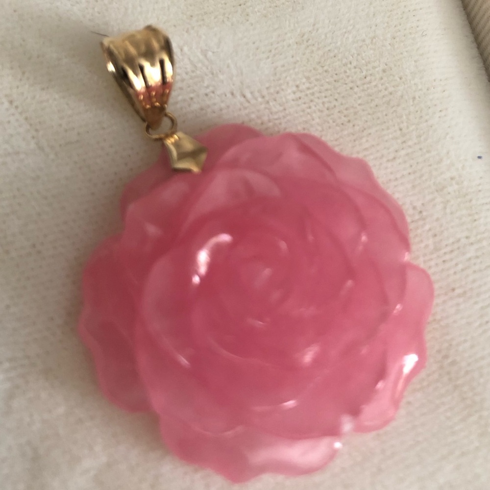 A pink Rose 🌹 Quartz pendant with 14k on top very Beautiful 🤩